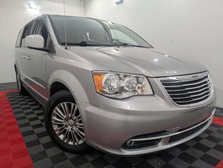 Used 2014 Chrysler Town & Country Touring-L w/ Driver Convenience Group image 1