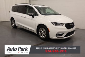 Used 2023 Chrysler Pacifica Limited image 1
