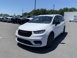 New 2024 Chrysler Pacifica Limited w/ S Appearance Package image 1