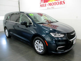 Used 2023 Chrysler Pacifica Touring-L image 1