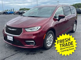 Used 2023 Chrysler Pacifica Touring-L image 1