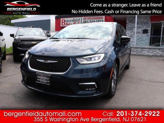 Used 2024 Chrysler Pacifica Limited image 1