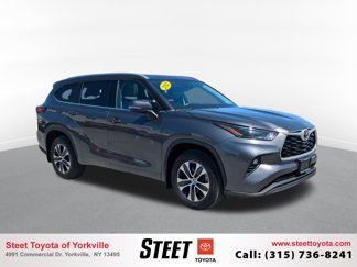Used 2022 Toyota Highlander XLE image 1