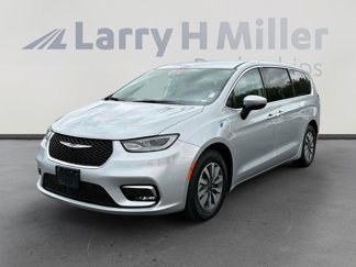 Used 2023 Chrysler Pacifica Touring-L image 1