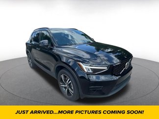 Used 2024 Volvo XC40 B5 Core image 1