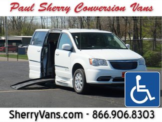 Used 2014 Chrysler Town & Country Touring image 1