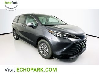 Used 2025 Toyota Sienna LE image 1