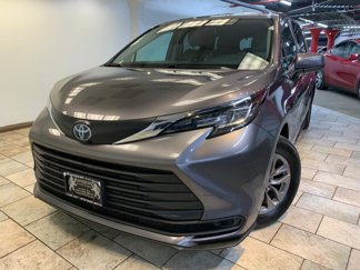 Used 2023 Toyota Sienna LE image 1