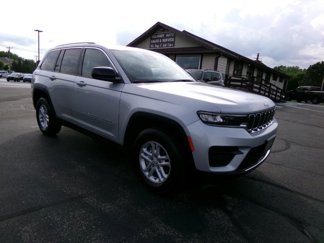 Used 2023 Jeep Grand Cherokee Laredo image 1