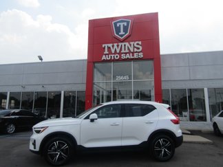 Used 2025 Volvo XC40 B5 Core image 1
