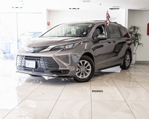 Used 2024 Toyota Sienna LE image 1