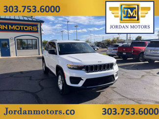 Used 2023 Jeep Grand Cherokee Laredo image 1
