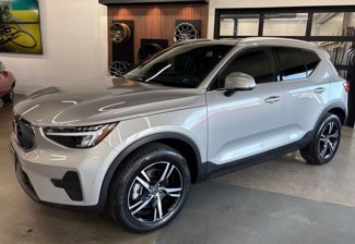 Used 2025 Volvo XC40 B5 Core image 1