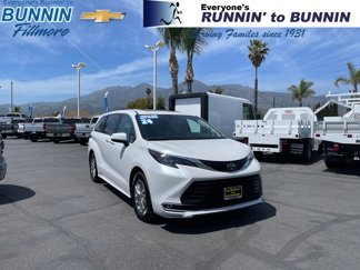 Used 2024 Toyota Sienna XLE image 1