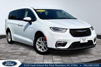 Used 2023 Chrysler Pacifica Touring-L image 1