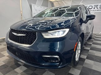 Used 2023 Chrysler Pacifica Touring-L image 1