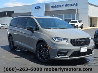 New 2025 Chrysler Pacifica Limited image 1