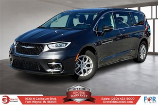 Used 2023 Chrysler Pacifica Touring-L image 1