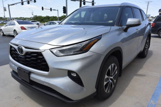 Used 2021 Toyota Highlander XLE image 1