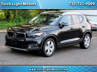 Used 2021 Volvo XC40 T5 Momentum image 1