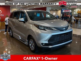 Used 2025 Toyota Sienna XLE image 1