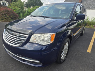 Used 2015 Chrysler Town & Country Touring image 1