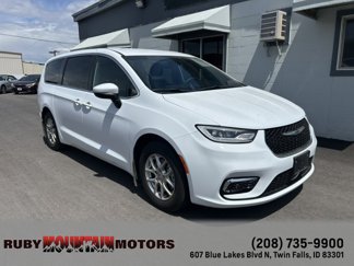 Used 2023 Chrysler Pacifica Touring image 1