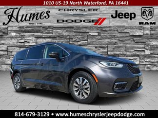 Used 2023 Chrysler Pacifica Touring-L image 1