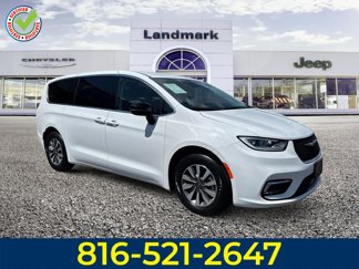 Used 2024 Chrysler Pacifica Select image 1