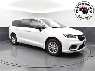 New 2025 Chrysler Pacifica Select image 1