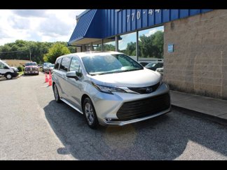 Used 2022 Toyota Sienna XLE image 1