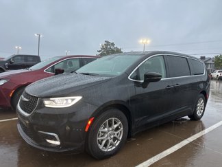 Used 2024 Chrysler Pacifica Touring-L image 1