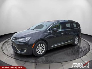 Used 2017 Chrysler Pacifica Touring-L image 1