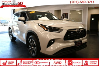 Certified 2024 Toyota Highlander XLE image 1