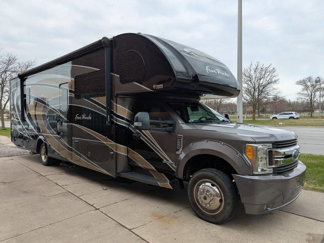 Used 2017 Ford F550 2WD Regular Cab Super Duty w/ XLT Value Package image 1