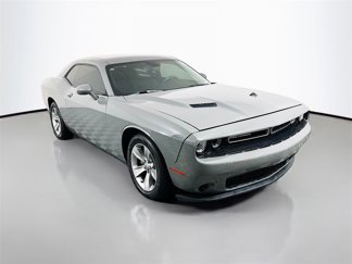 Used 2017 Dodge Challenger SXT image 1