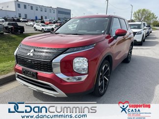 Used 2023 Mitsubishi Outlander SE image 1
