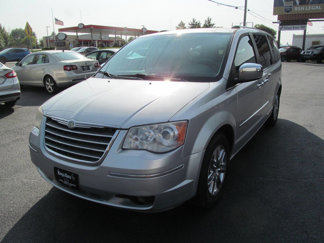 Used 2008 Chrysler Town & Country Limited image 1
