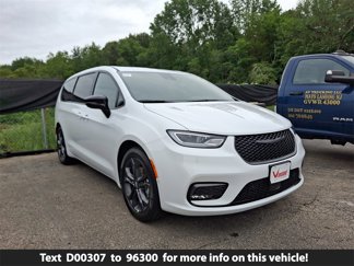 New 2026 Chrysler Pacifica Select image 1