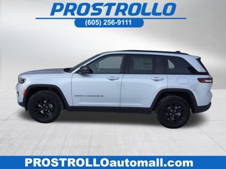 New 2025 Jeep Grand Cherokee Laredo image 1