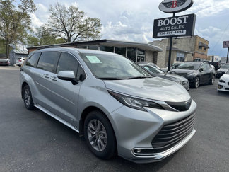 Used 2021 Toyota Sienna XLE image 1