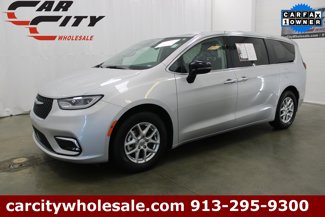 Used 2024 Chrysler Pacifica Touring-L image 1