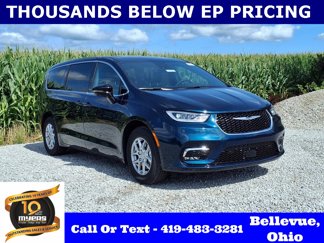 New 2025 Chrysler Pacifica Select image 1