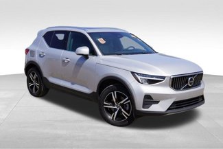 Used 2025 Volvo XC40 B5 Core image 1