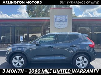 Used 2022 Volvo XC40 T5 Momentum image 1