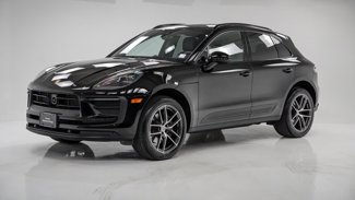 Certified 2025 Porsche Macan image 1