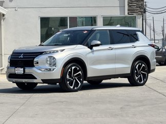 Used 2023 Mitsubishi Outlander SE image 1