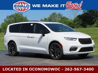 New 2025 Chrysler Pacifica Limited w/ Uconnect Theater Family Group image 1
