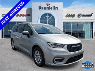 Used 2023 Chrysler Pacifica Touring-L image 1