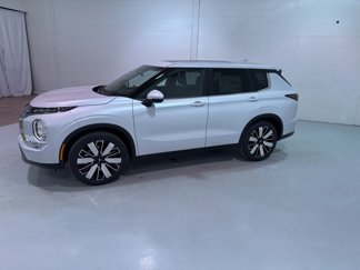 New 2025 Mitsubishi Outlander SE image 1